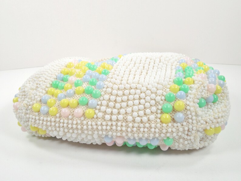 Mid Century 50s 60s White Seed Beads Pastel Blue Pink Yellow Green Beads Hand Beaded Gold Kiss Lock Closure Purse Handbag Beaded Top Handle afbeelding 5
