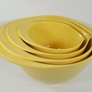 Williams Sonoma Nesting Mixing Bowls Set of Four Yellow Melamine