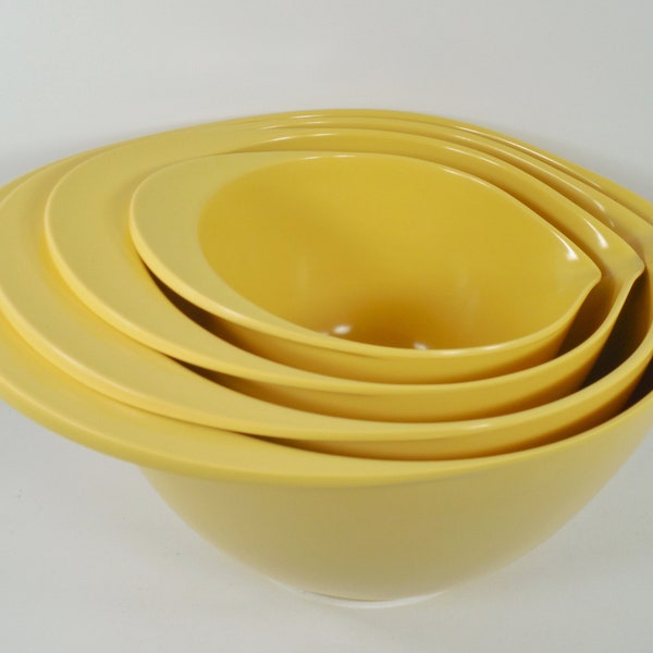 Williams Sonoma Nesting Mixing Bowls Set Of Four 4 Yellow Melamine Bowl Integrated Pouring Spout And Handle Rubber Ring Base 1 2 3 4 Quarts