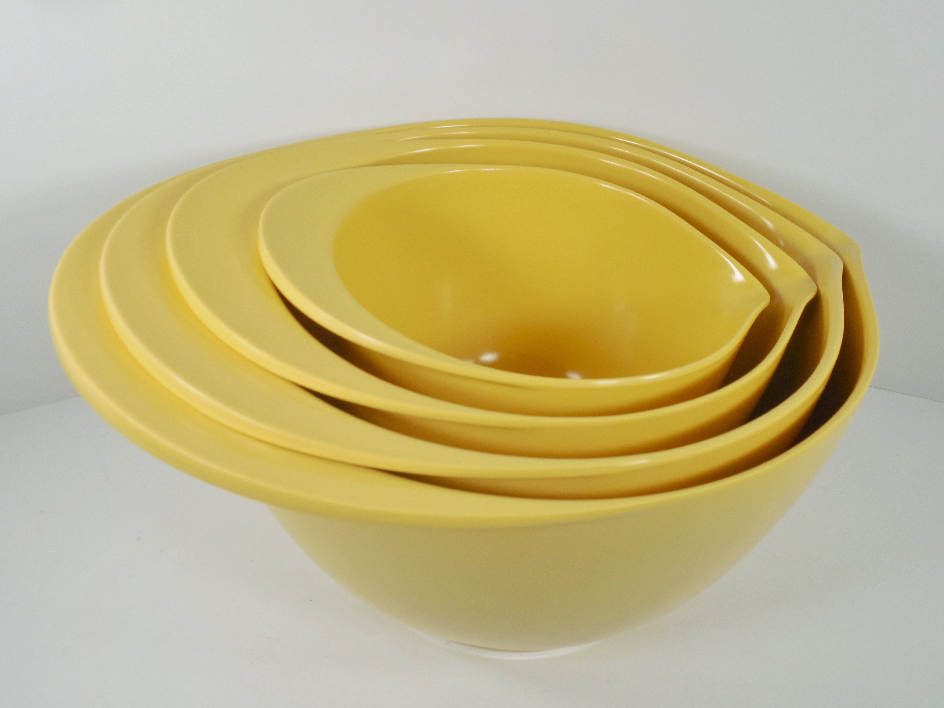 Williams Sonoma Nesting Mixing Bowls Set of Four 4 Yellow Melamine