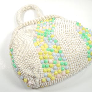 Mid Century 50s 60s White Seed Beads Pastel Blue Pink Yellow Green Beads Hand Beaded Gold Kiss Lock Closure Purse Handbag Beaded Top Handle afbeelding 7