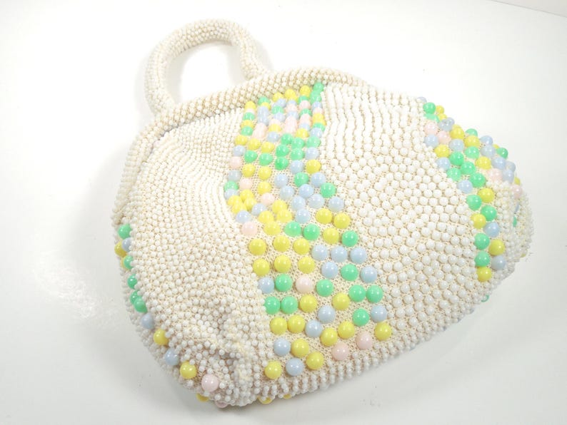 Mid Century 50s 60s White Seed Beads Pastel Blue Pink Yellow Green Beads Hand Beaded Gold Kiss Lock Closure Purse Handbag Beaded Top Handle afbeelding 7