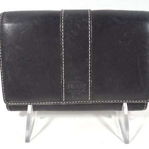 Coach Cartera plegable de cuero negro Embrague Cuero negro mate Costuras blancas Adornos decorativos Cierre a presión Monedero con cremallera Ranuras para tarjetas de crédito