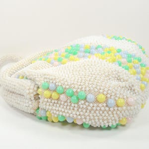 Mid Century 50s 60s White Seed Beads Pastel Blue Pink Yellow Green Beads Hand Beaded Gold Kiss Lock Closure Purse Handbag Beaded Top Handle afbeelding 6