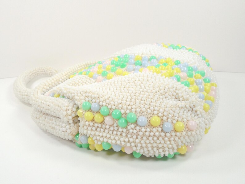 Mid Century 50s 60s White Seed Beads Pastel Blue Pink Yellow Green Beads Hand Beaded Gold Kiss Lock Closure Purse Handbag Beaded Top Handle afbeelding 6