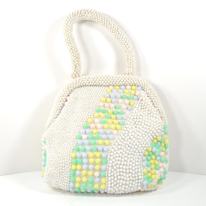 Mid Century 50s 60s White Seed Beads Pastel Blue Pink Yellow Green Beads Hand Beaded Gold Kiss Lock Closure Purse Handbag Beaded Top Handle afbeelding 1