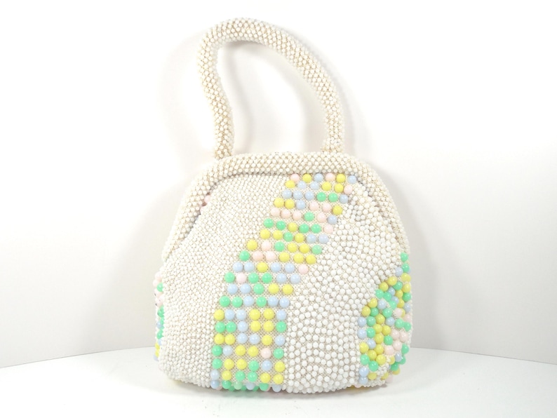 Mid Century 50s 60s White Seed Beads Pastel Blue Pink Yellow Green Beads Hand Beaded Gold Kiss Lock Closure Purse Handbag Beaded Top Handle afbeelding 1