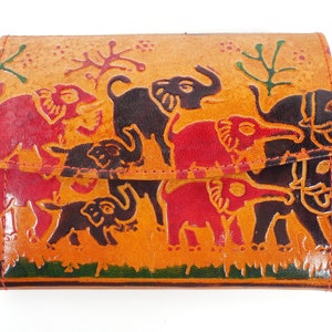Cartera plegable de piel repujada con forma de elefante Elefantes repujados a mano Pintados a mano Solapa con cierre a presión Bolsillo trasero con ranura y cremallera