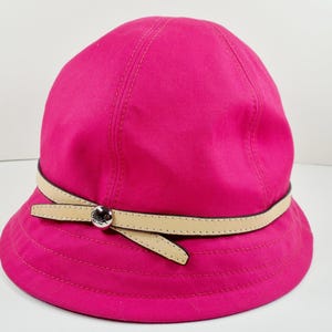 Gorro de primavera tipo cloche Coach Berry Barbie de lona rosa, talla XS/S, extra pequeño/pequeño, correa de cuero beige, remache plateado con el logo de Coach. Nuevo nuevo.
