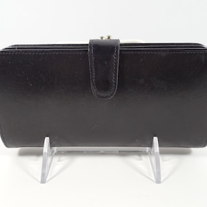 Coach Continental Cartera de chequera de cuero negro con cierre de beso Correa plegable Cierre a presión Ranuras para tarjetas Monedero con cierre de beso de metal dorado Parte posterior