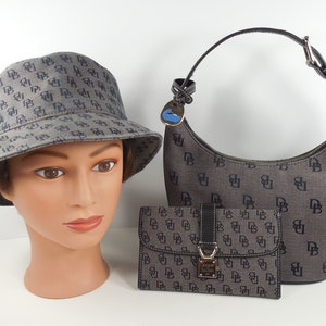 Dooney And Bourke Bolso tipo cubo tipo hobo de lona gris de cuero negro, bolso, bolso, sombrero, tamaño, chequera pequeña, billetera, juego de tres piezas