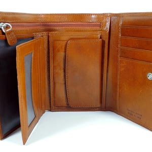 Cartera de mano italiana británica de cuero marrón tostado con tres pliegues, hecha en Italia, con cierre a presión, bolsillo con cremallera y ranuras para tarjetas de crédito.