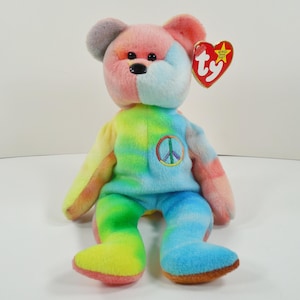 Gorro de bebé con teñido anudado de la paz, diseño original de Ty Beanie Baby, 1996, con colores azul, amarillo, verde y rosa, bordado con el símbolo de la paz, etiqueta colgante original.