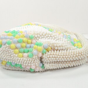 Mid Century 50s 60s White Seed Beads Pastel Blue Pink Yellow Green Beads Hand Beaded Gold Kiss Lock Closure Purse Handbag Beaded Top Handle afbeelding 4