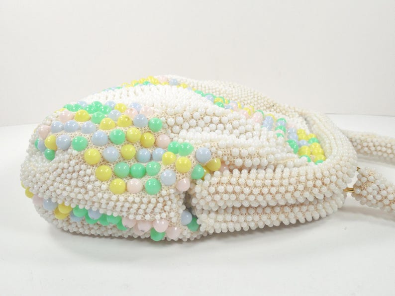 Mid Century 50s 60s White Seed Beads Pastel Blue Pink Yellow Green Beads Hand Beaded Gold Kiss Lock Closure Purse Handbag Beaded Top Handle afbeelding 4