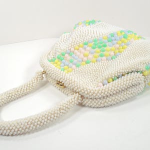 Mid Century 50s 60s White Seed Beads Pastel Blue Pink Yellow Green Beads Hand Beaded Gold Kiss Lock Closure Purse Handbag Beaded Top Handle afbeelding 3