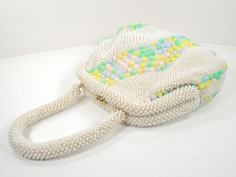 Mid Century 50s 60s White Seed Beads Pastel Blue Pink Yellow Green Beads Hand Beaded Gold Kiss Lock Closure Purse Handbag Beaded Top Handle afbeelding 3