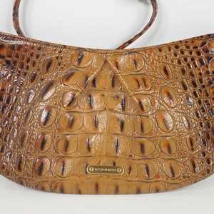 Brahmin Brown Camel Tan En relieve Alligator Gator Croc Bolso de cuero Pulsera Embrague Bolso Bolso Cresent Forma Cremallera Correa de pulsera superior