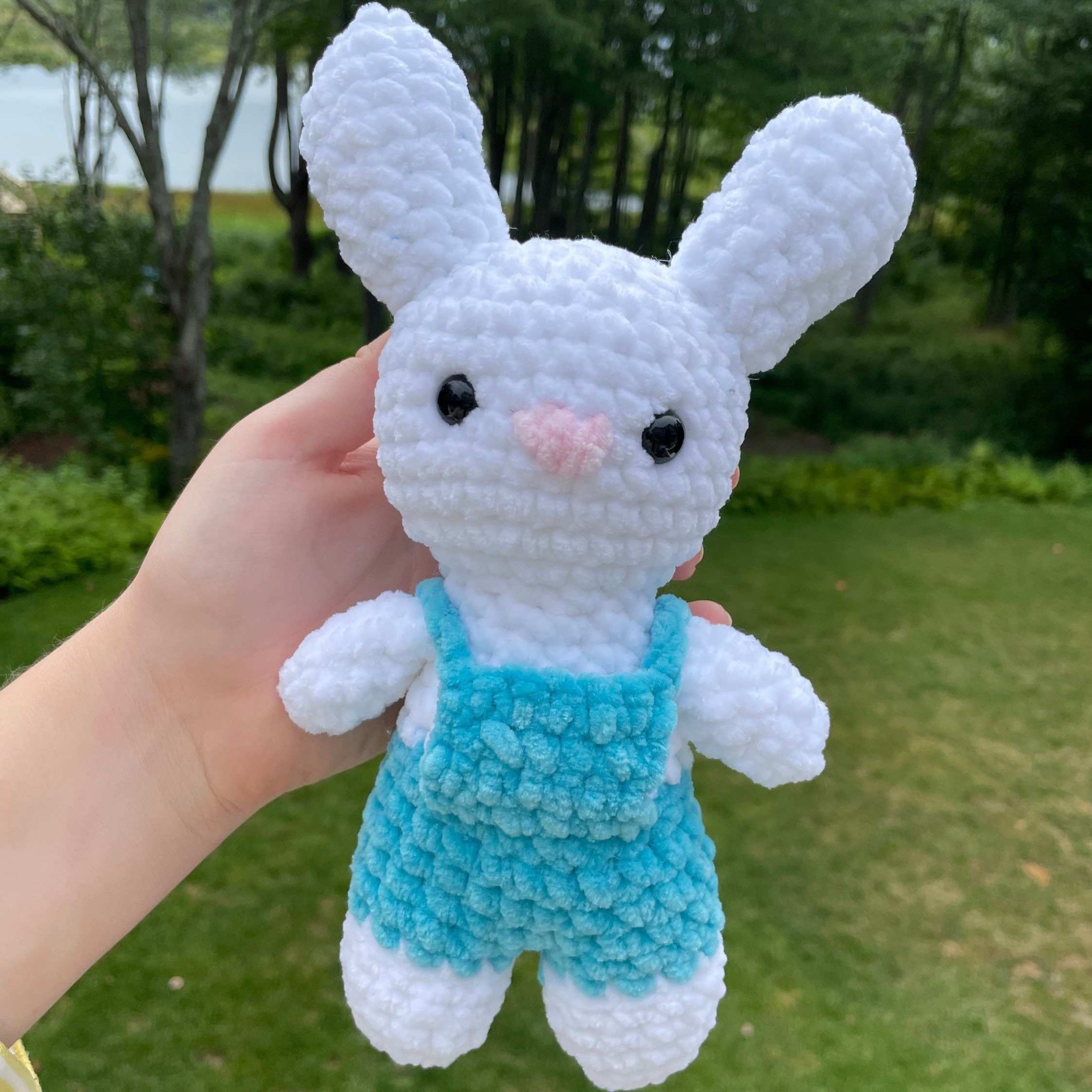 amigurumi crochet lapin longues oreilles,salopette pantalon et noed  papillon,jou