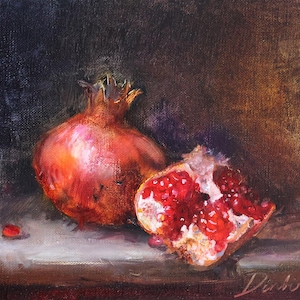 Puede incluir: Pintura al óleo de una granada, entera y partida por la mitad, mostrando semillas rojas vibrantes. La fruta entera es de un rojo intenso con una superficie texturizada. La fruta partida revela semillas jugosas. El fondo es un lienzo oscuro y texturizado.