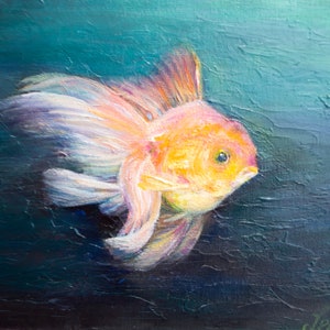 Pintura de peixe dourado em tela a óleo em papelão, textura pequena, arte impressionista colorida e brilhante de Inga Ledina, presente elegante para berçário
