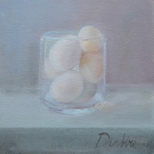 Pode incluir: Uma pintura de um frasco de vidro cheio de ovos brancos. O frasco está sobre uma superfície azul clara. O fundo é de cor roxo claro.