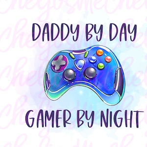 Puede incluir: Una ilustración de acuarela azul y púrpura de un mando de videojuego con el texto "Daddy by Day Gamer by Night".