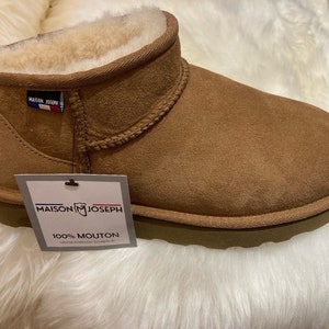 K&ouml;nnte beinhalten: Braune Wildlederstiefel aus Schaffell mit wei&szlig;em Schaffellfutter. Die Stiefel haben ein Etikett mit der Aufschrift "Maison Joseph 100% Mouton".