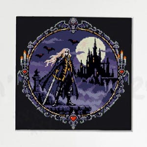 Może przedstawiać: Oprawiony wzór do haftu krzyżykowego w stylu pixel art przedstawiający długowłosą postać w ciemnym płaszczu z mieczem, stojącą przed gotyckim zamkiem w świetle pełni księżyca. Okrągła ramka jest ozdobiona nietoperzami, świecami i czaszką.