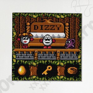 Könnte beinhalten: Gerahmtes Kreuzstich-Kunstwerk mit einer Szene aus dem Videospiel Dizzy. Das Bild zeigt pixelige Charaktere und Elemente, darunter das Wort "DIZZY" auf einem Holzschild. Der Rahmen ist schwarz.