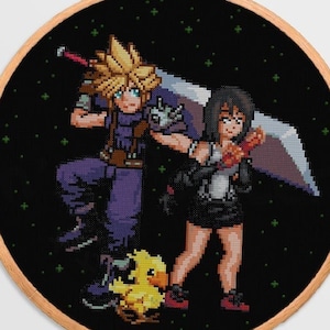 Puede incluir: Patrón de punto de cruz de Cloud y Tifa de Final Fantasy VII, con fondo negro y un pollito amarillo.