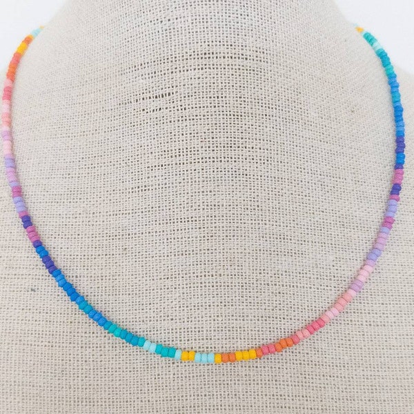 Collier ras de cou délicat en perles de rocaille ombrées arc-en-ciel | Collier de perles arc-en-ciel | Petit collier ombré arc-en-ciel