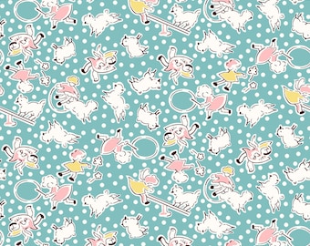 Può includere: Motivo ripetuto su sfondo turchese con pois bianchi. Il motivo presenta illustrazioni di cartoni animati di bambini, pecore e fiori. I bambini indossano abiti gialli e rosa e giocano con cerchi e un'altalena. Le pecore sono bianche.