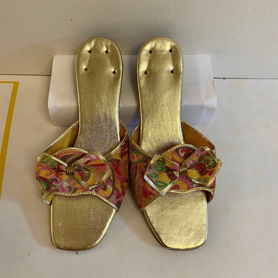 Sz. 10 1960's Metalic Gold & Paisley House Slippe… - image 1