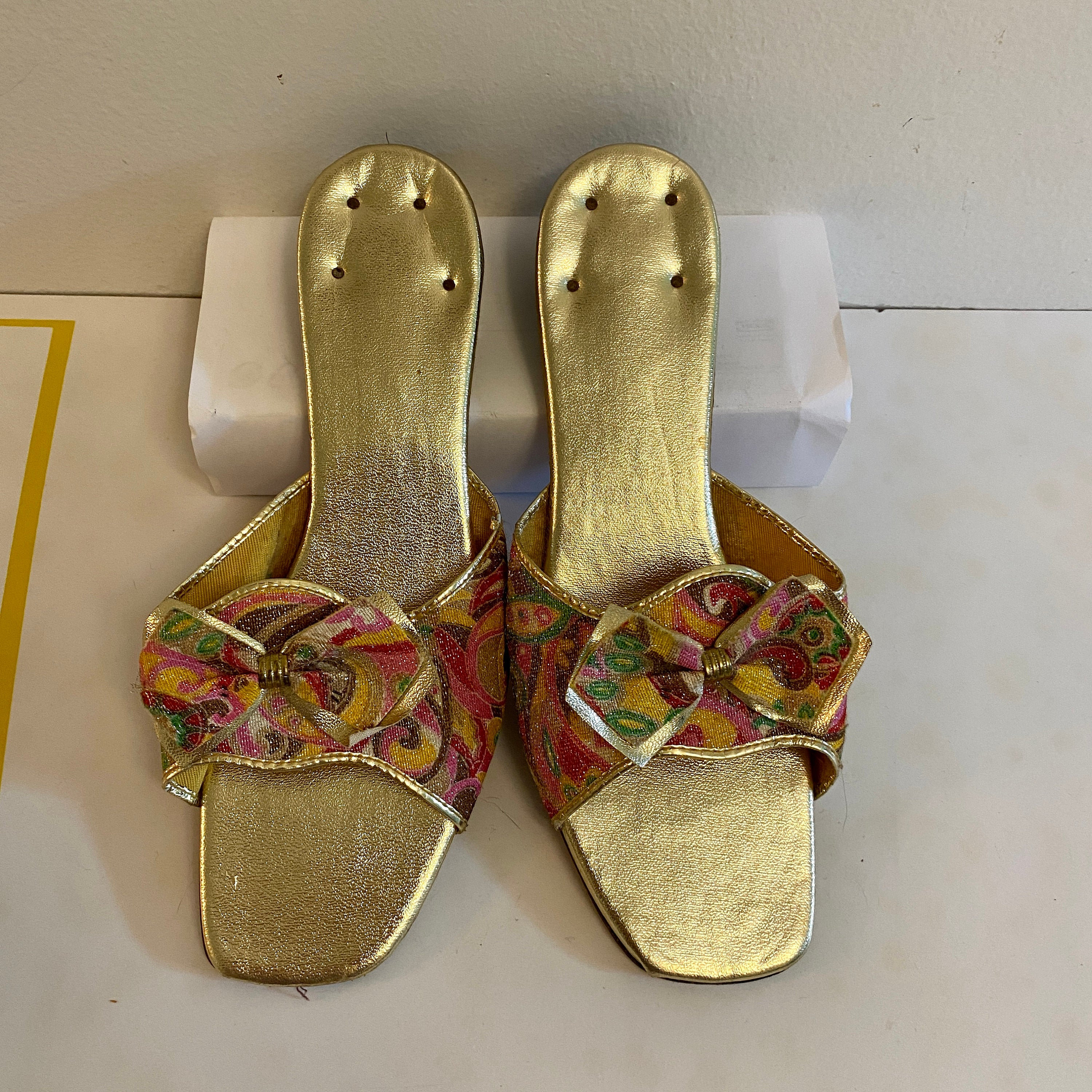 Sz. 10 1960's Metalic Gold & Paisley House Slippers