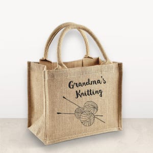 Bolsa de compras de yute, lana, hilo de crochet y bolas de tejer personalizadas, regalo para el Día de la Madre para su madre, niñera, abuela, organizador de arpillera