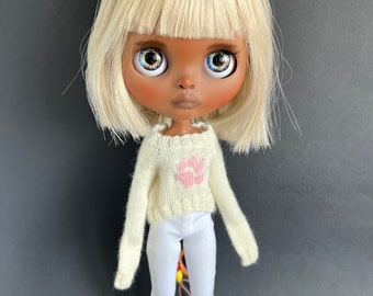 Creamy white sweater with pink cat’s paw and extra long sleeves for Blythe Pullover jumper
