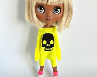 Knitted neon yellow merino romper overall with embroidered black skull for Blythe jumpsuit Pajamas onesie creepy cute goth clothes