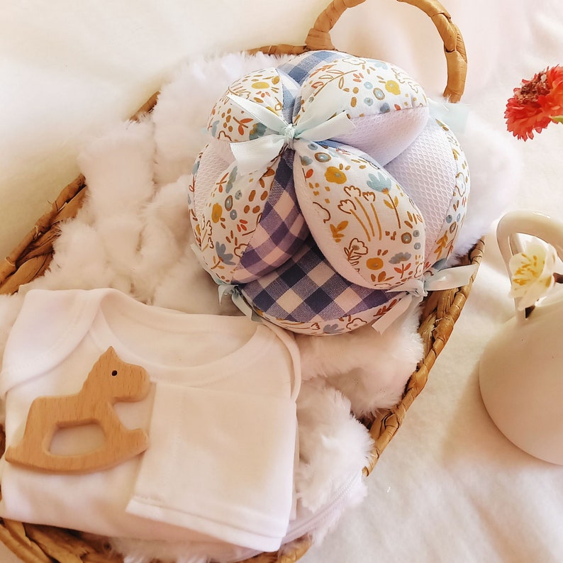 Montessori bal voor nieuwe baby, puzzelballen zintuiglijk speelgoed, zachte clutch babybal, handoogcoördinatiespeelgoed, babyshowercadeau voor pasgeboren afbeelding 4