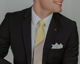 Corbata a cuadros amarillo vainilla y crema, corbata neutra, corbatas hechas a mano, cuadrado de bolsillo crema, alfiler de solapa