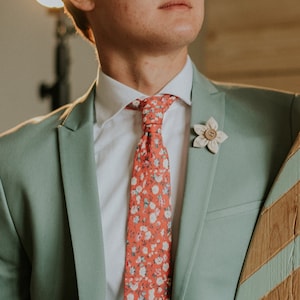 Corbata roja floral, flores rosas y crema, extensión de tela de flores, corbata hecha a mano, corbata de novio, corbata delgada, pañuelo de bolsillo, pin de solapa imagen 1