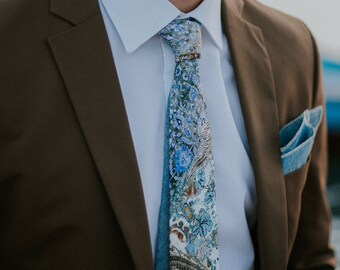 Boho-Krawatte, Kupfer- und Blaue Schattenkrawatten, Leinenkrawatten, handgemachte Krawatten, Fächerstoff-Taschenquadrat, Anstecknadel, Hochzeit
