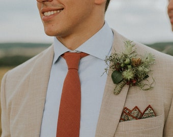 Corbata de lino de terracota, flores rosas y Crene, extensión de tela de flores, corbata hecha a mano, corbata de novio, corbata delgada, pañuelo de bolsillo, pin de solapa