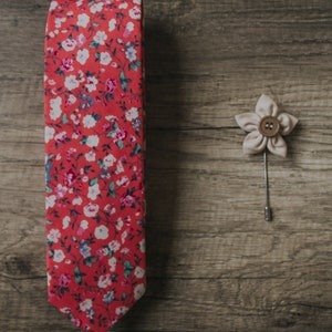 Corbata roja floral, flores rosas y crema, extensión de tela de flores, corbata hecha a mano, corbata de novio, corbata delgada, pañuelo de bolsillo, pin de solapa imagen 3
