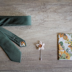 Toscana Grüne Krawatte, neutrale Krawatte, handgemachte Krawatten, florales Einstecktuch, Anstecknadel Bild 4
