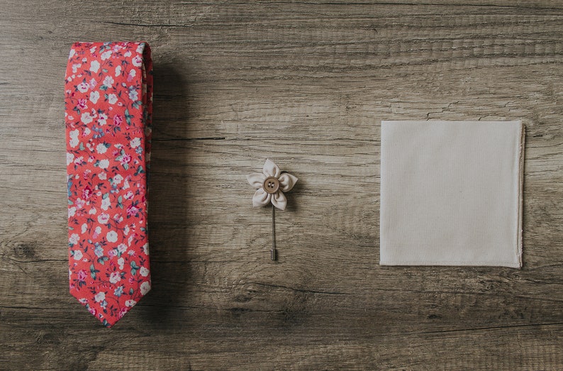 Corbata roja floral, flores rosas y crema, extensión de tela de flores, corbata hecha a mano, corbata de novio, corbata delgada, pañuelo de bolsillo, pin de solapa imagen 4