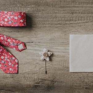 Corbata roja floral, flores rosas y crema, extensión de tela de flores, corbata hecha a mano, corbata de novio, corbata delgada, pañuelo de bolsillo, pin de solapa Full
