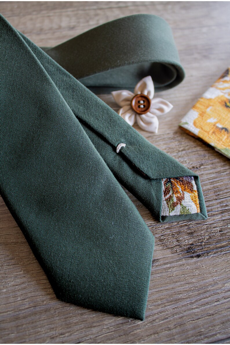 Toscana Grüne Krawatte, neutrale Krawatte, handgemachte Krawatten, florales Einstecktuch, Anstecknadel Bild 3