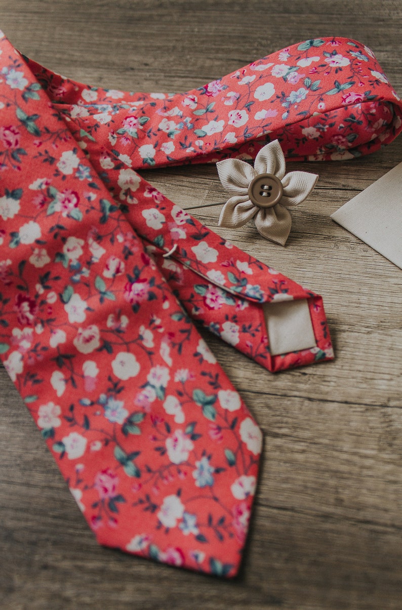 Corbata roja floral, flores rosas y crema, extensión de tela de flores, corbata hecha a mano, corbata de novio, corbata delgada, pañuelo de bolsillo, pin de solapa imagen 5