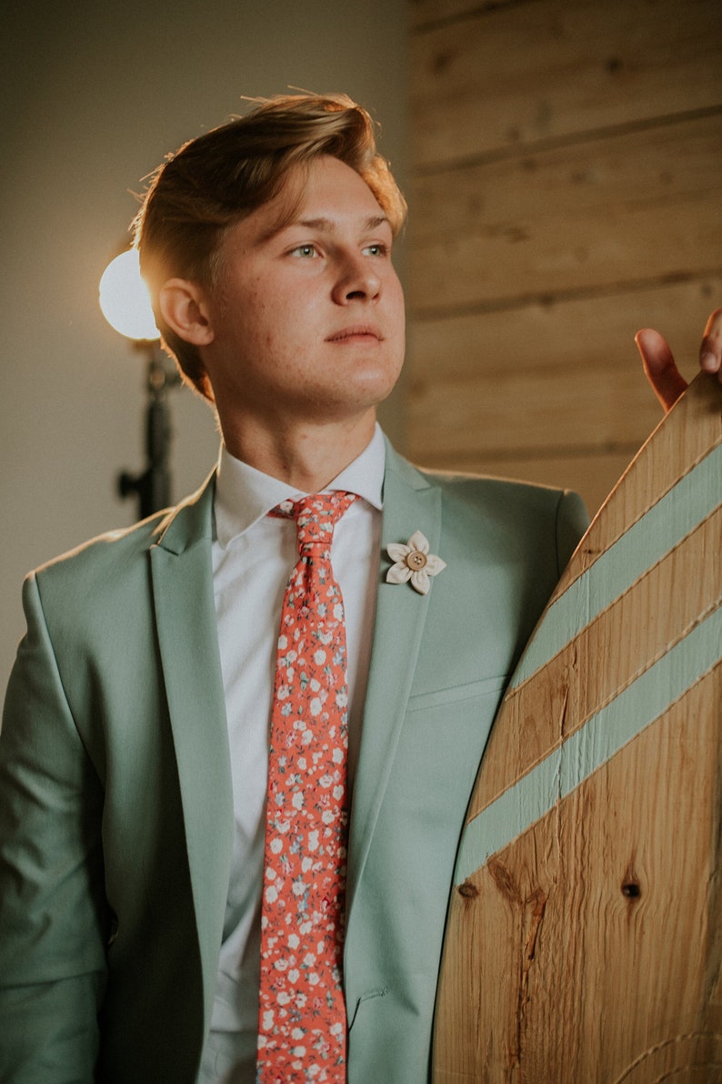 Corbata roja floral, flores rosas y crema, extensión de tela de flores, corbata hecha a mano, corbata de novio, corbata delgada, pañuelo de bolsillo, pin de solapa imagen 1